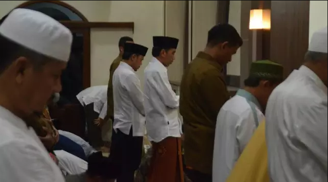 Pakai Sarung Cokelat,  Jokowi Tarawih di Bogor. Nih Videonya