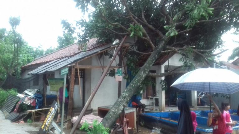 Puting Beliung Terjang Rumah Warga di Ciseeng Bogor