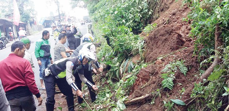 Hujan Deras, Jalur Puncak Bogor Longsor