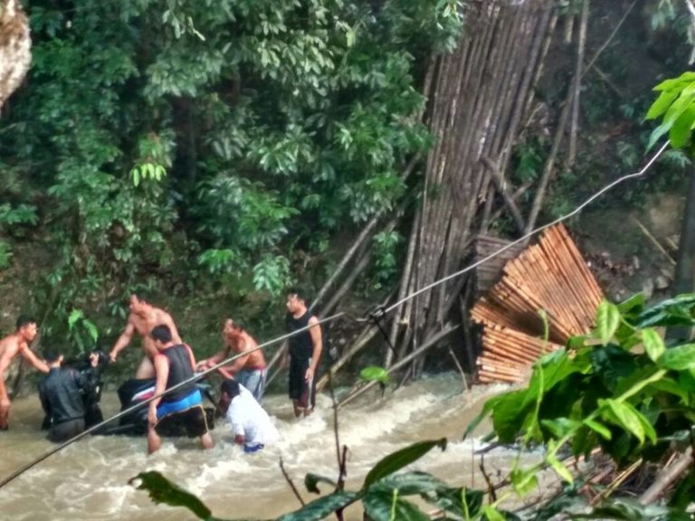 Ambruk! 57 Tahun Jembatan Parungpanjang-Tangerang Pakai Bambu