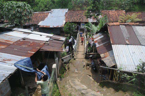 Di Kampung Bedeng Bogor, Warganya Hidup Menantang Maut