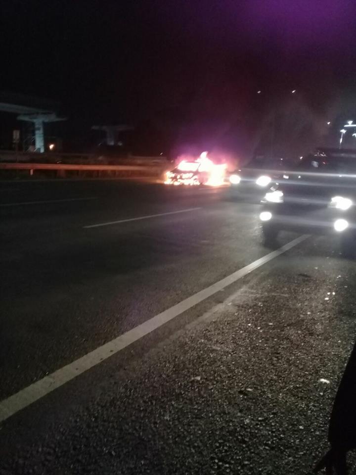 Ada Mobil Sedan Terbakar di Tol Jagorawi KM 9+800 Arah Bogor