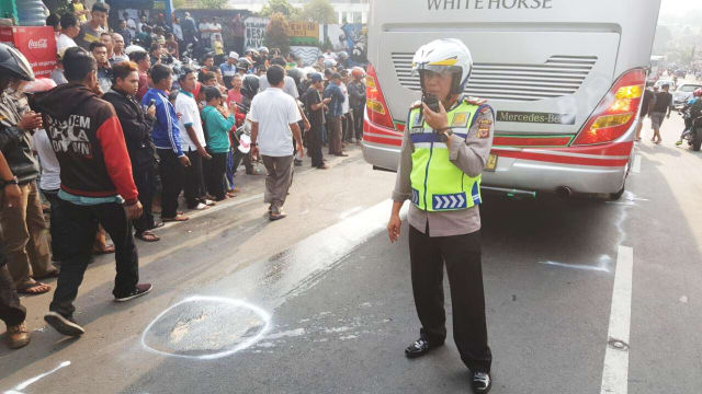 Gagal Salip Bus, Guru Tewas Tergilas di Jalan Raya Puncak