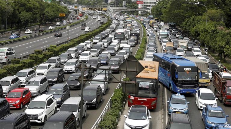Hari Pertama Kerja, Jalan Tol Menuju Arah Jakarta Sesak