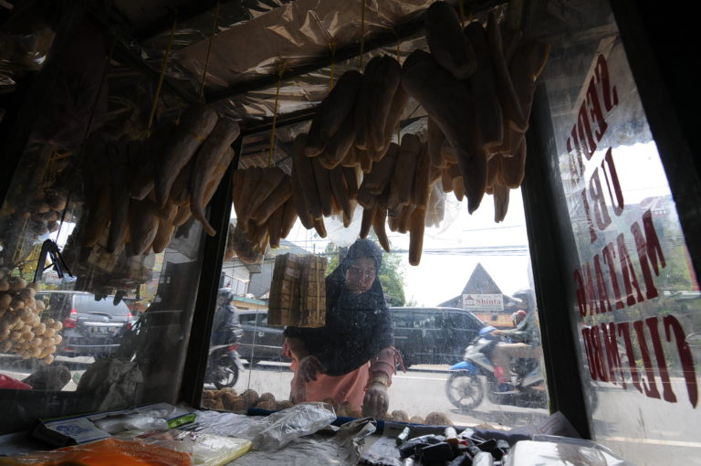 Bupati Dipanggil Jokowi, PKL Puncak Cuma Tertampung Setengah