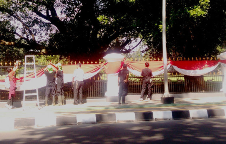 Bendera Sepanjang 1000 Meter Selimuti Pagar Istana Bogor