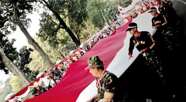 Begini Ramainya Arak-arakan Bendera Raksasa di Bogor