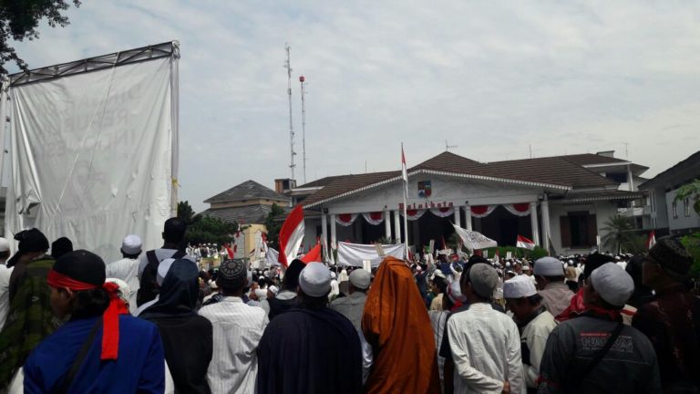 Begini Penampakan Jamaah Demo Tolak Masjid ‘Wahabi’…