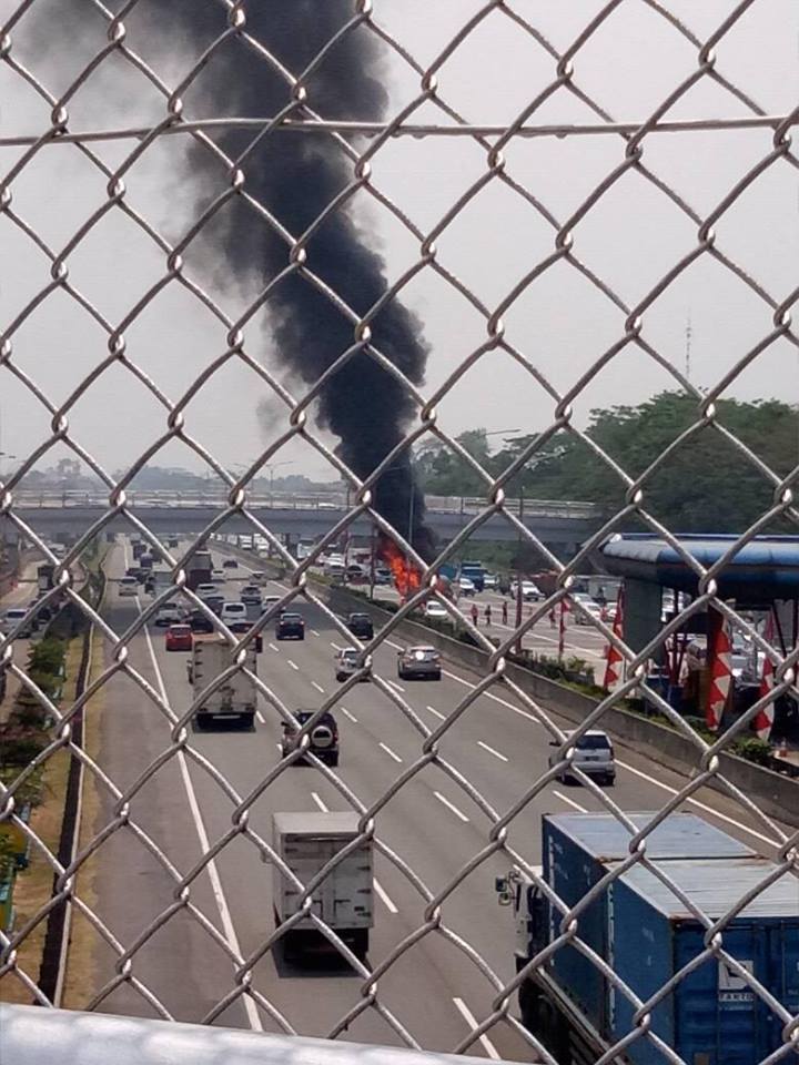 Ada Mobil Terbakar di Tol Cibubur Arah Bogor, Nih Fotonya