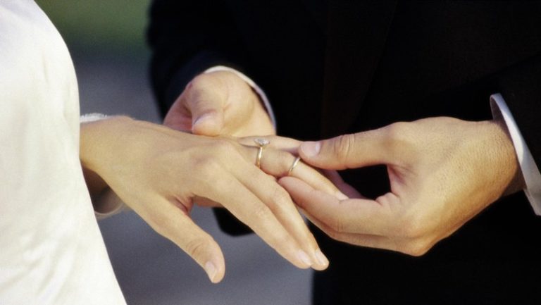 4 Bulan Menikah, Dian Baru Tahu Suaminya Ternyata Wanita