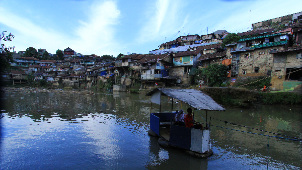 Warga di Kota Bogor Masih Andalkan Perahu Getek, Nih Lokasinya