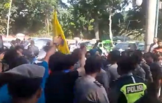 VIDEO: Tegangnya Suasana Bentrok Mahasiswa vs Satpol PP Bogor