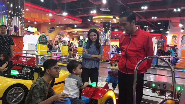 Jokowi Ngasuh Cucu di Minggu Sore, Ini Cerita Liburannya