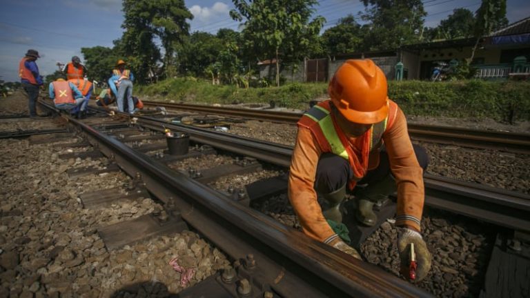 Oktober, Proyek Jalur Kereta Sukabumi-Bogor Mulai Peletakan Batu