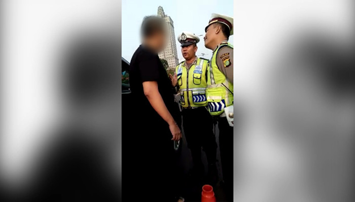 VIDEO: Heboh! Pengemudi Maki-maki Polisi di Tol Cawang