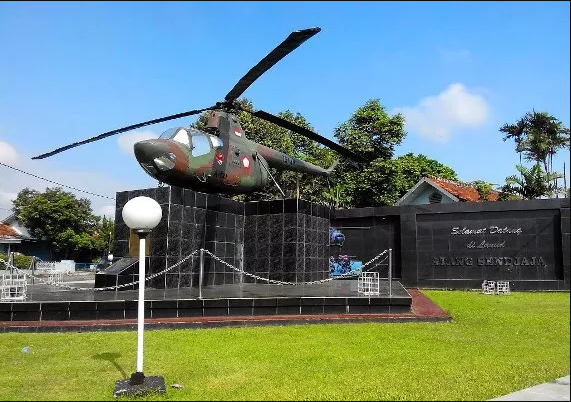 Tugu Helikopter Ats Dicorat-coret Pemuda