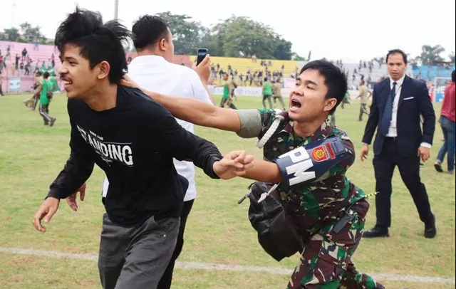 Bentrok Suporter Militer Versus Sipil di Cibinong, Satu Tewas