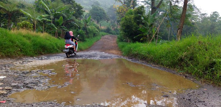 Hati-hati, Jalan Puncak II Rawan Amblas