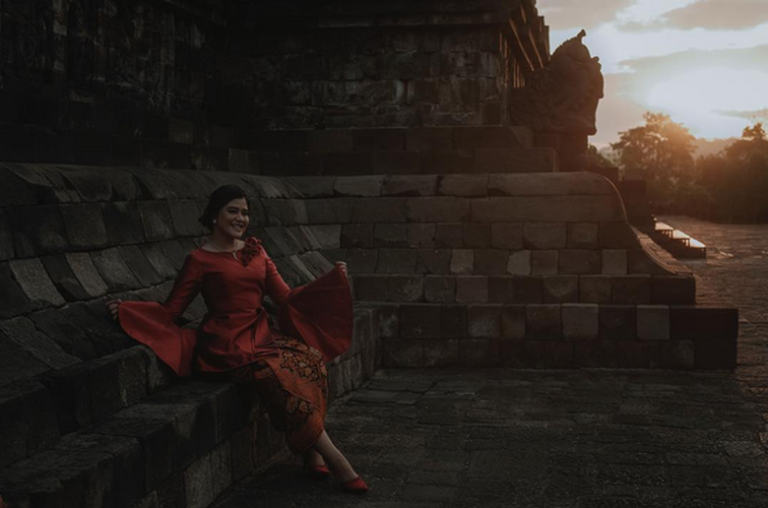 Begini Cantiknya Putri Jokowi Berkebaya di Borobudur