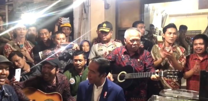 Serunya Jokowi Ikut ‘Ngamen’ Bareng Pengamen Bandung