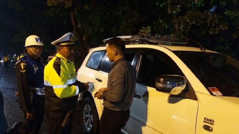 Polisi Bogor Razia Pengendara yang Pakai Lampu Rotator