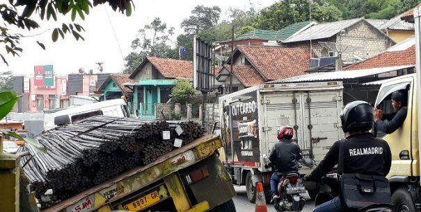 Truk Pembawa 60 Ton Besi Terperosok di Ciawi, Nih Fotonya