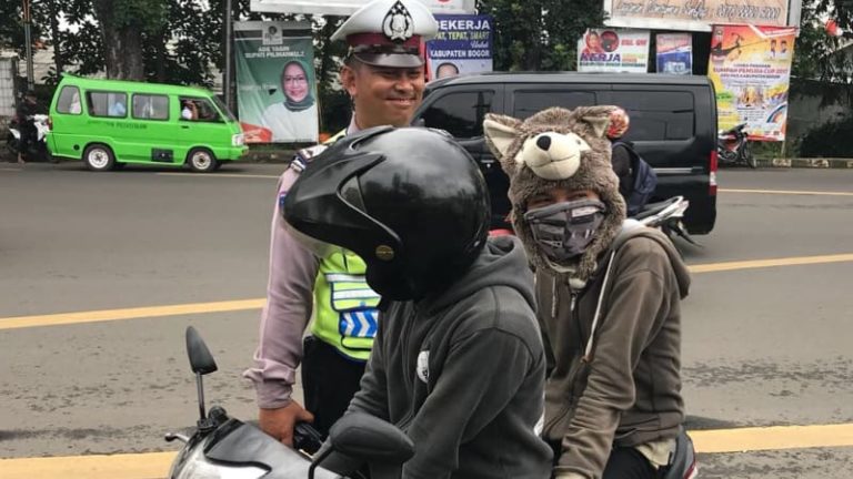 Pakai Helm Boneka, Pemotor Ini Bikin Polisi Bogor ‘Gemes’