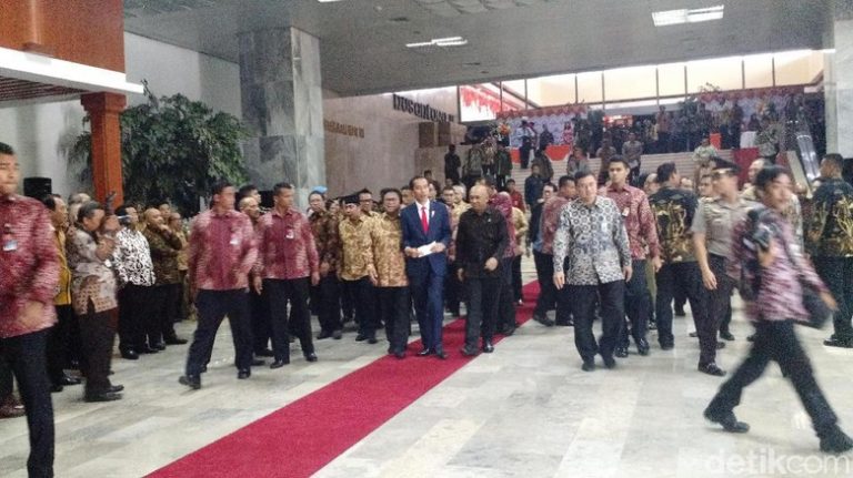Jokowi Suruh Setnov Ikuti Proses Hukum