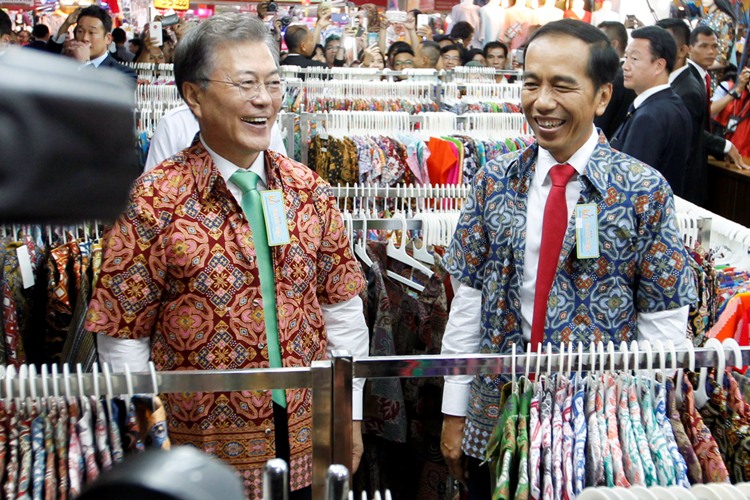 Jokowi Belanja Batik di BTM Bareng Presiden Korsel