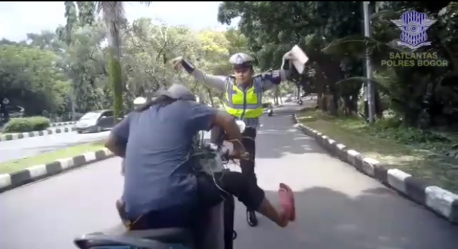 Aksi Polisi Bogor Bengkokan Besi Viral, Cek Videonya