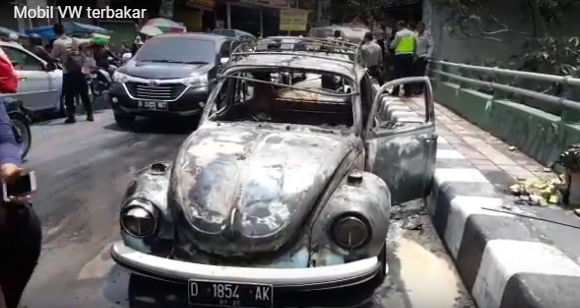 Mobil Tua Gosong di Jalan Empang Bogor