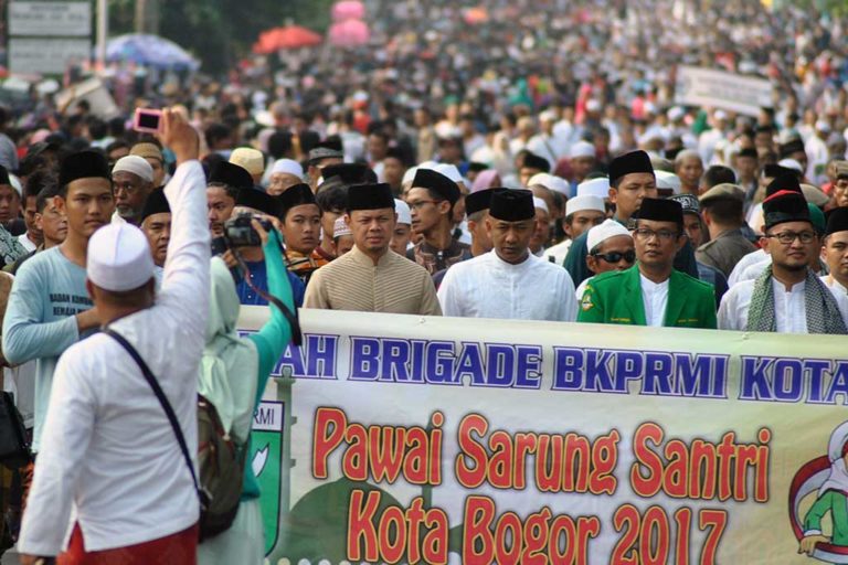 Begini Meriahnya Aksi Santri Jalan Sehat Sarungan di Bogor