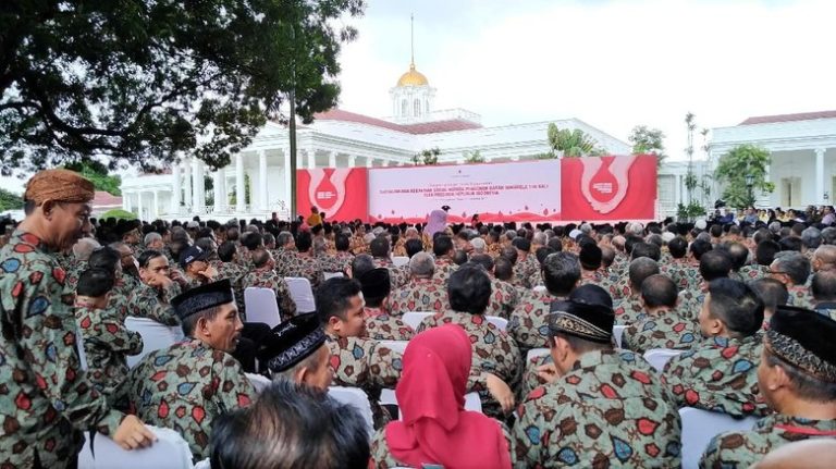 Ratusan Pendonor Darah Masuk Istana Kepresidenan
