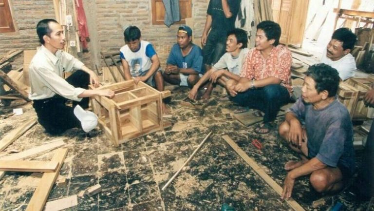 Pingin Lihat Jokowi Muda Jadi Pengusaha Mebel, Nih Fotonya