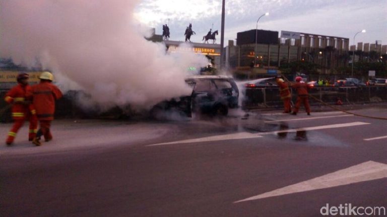 Mobil Terbakar di Tol JORR Cengkareng, Satu Tewas