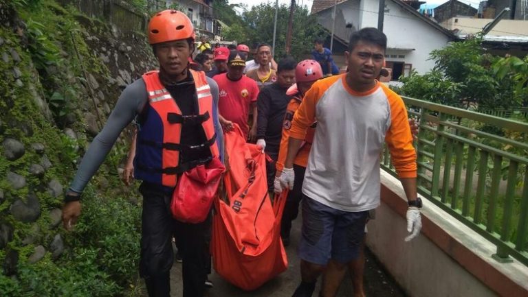 Mayat Pencuri Ditemukan Sudah Mengambang di Sungai Ciliwung