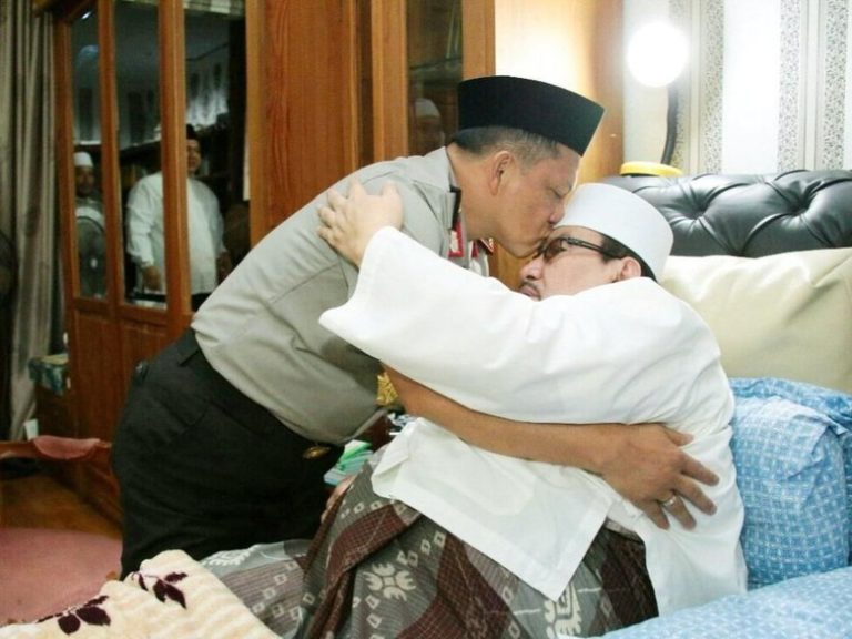 Sinergi Ulama dan Polisi, Jendral Tito Cium Kening Habib Ali