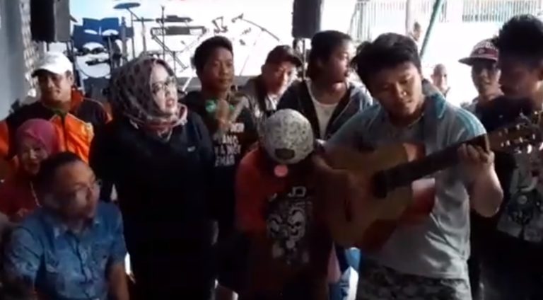Video Ketika Calon Bupati Bogor Ade Yasin Nyanyi Bareng Pengamen di Cibinong