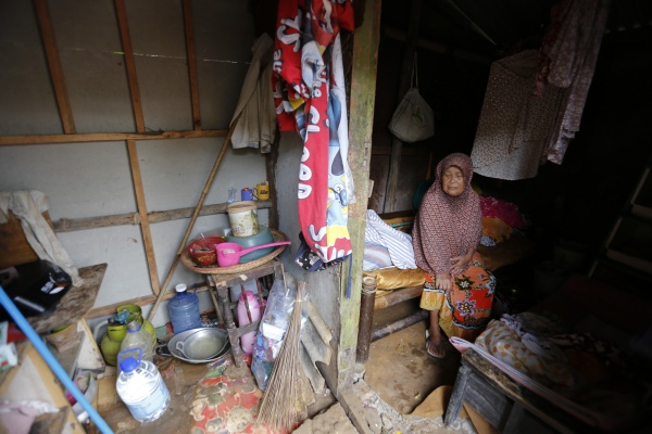 Punya 9 Sembilan Anak, Nenek Ini Ditinggal Sendiri di Gubuk