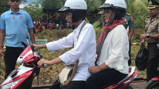 Lihat Nih Mesranya Jokowi-Iriana Boncengan Motor