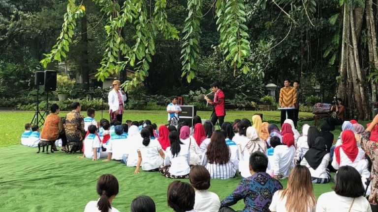 Anak Pengidap Kanker Main Sulap Bareng Jokowi di Istana