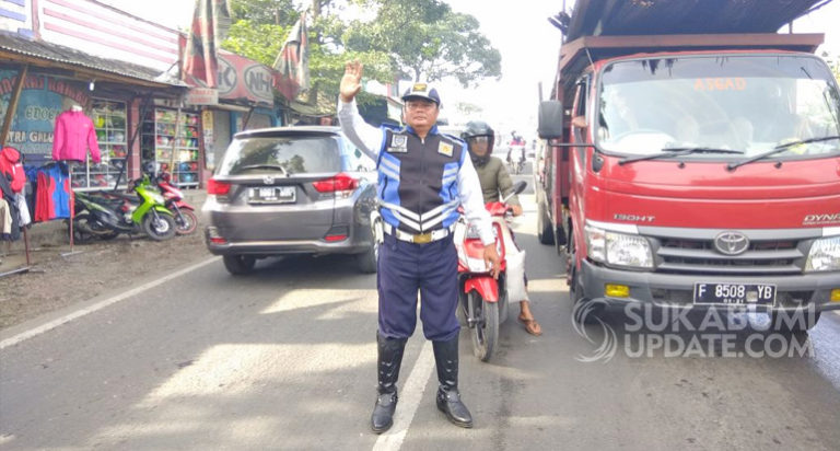 Jalan Sukabumi Menuju Bogor Mengular Akibat Kecelakaan