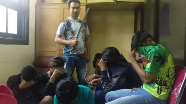 Pesan Taksi Online, Pemuda Asal Bogor Dikeroyok di Surabaya