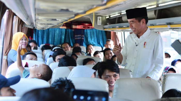 Lihat nih Gaya Jokowi Sapa Pemudik di Terminal Baranangsiang