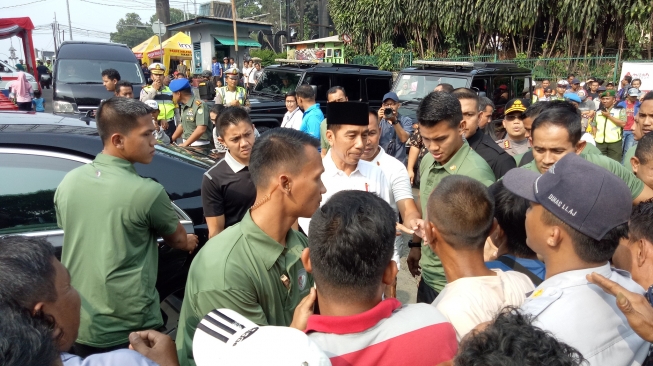 Begini Aksi Jokowi Bagi-bagi Sarung di Terminal Bogor