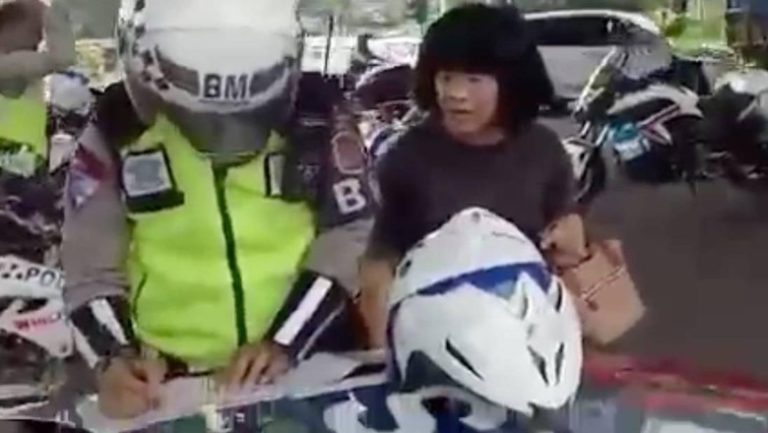 Viral Lagi, Emak-emak Ngamuk Ditilang Polisi di Bogor