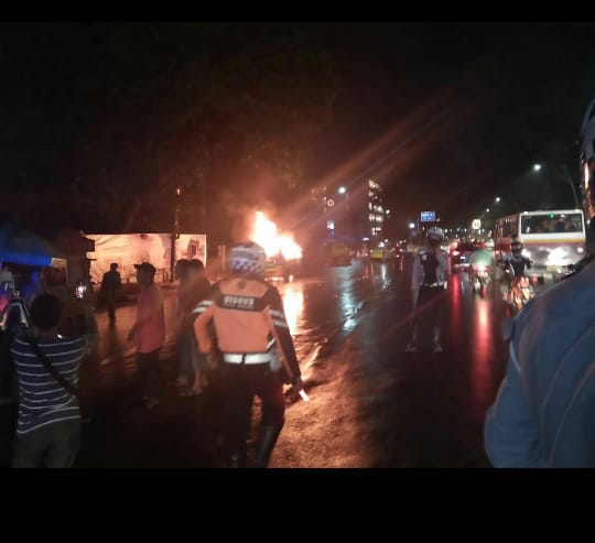 Angkot 02 Terbakar Depan Halte Kantor Pajak Kota Bogor