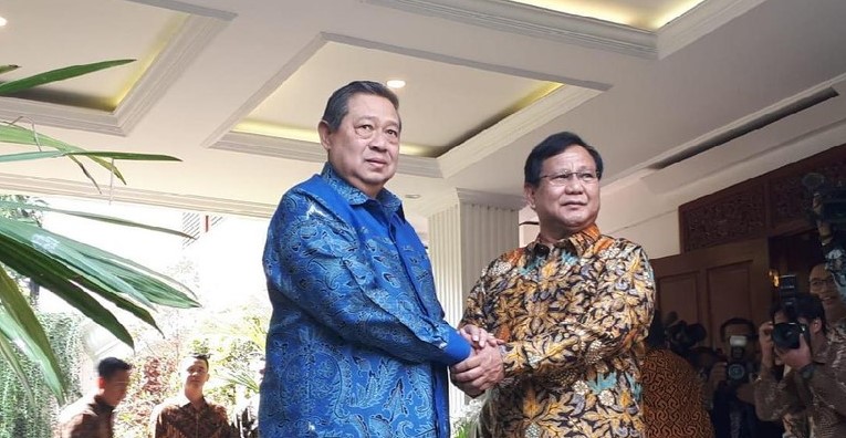 SBY Tiba, Prabowo Menyambut di Depan Rumah