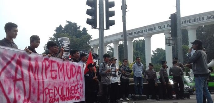 Protes Harga Telur Selangit, Mahasiswa Demo di Tugu Kujang
