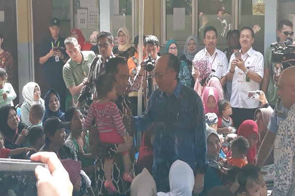 Warga Caringin Jamu Jokowi dengan Bubur Kacang